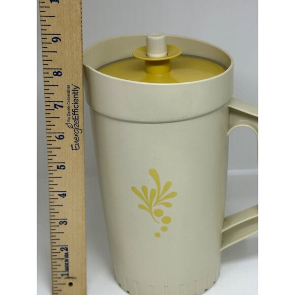 VTG Tupperware Harvest Gold Pitcher Beige Plastic Carafe w/ Yellow Lid 1970s–80s - Picture 5 of 8